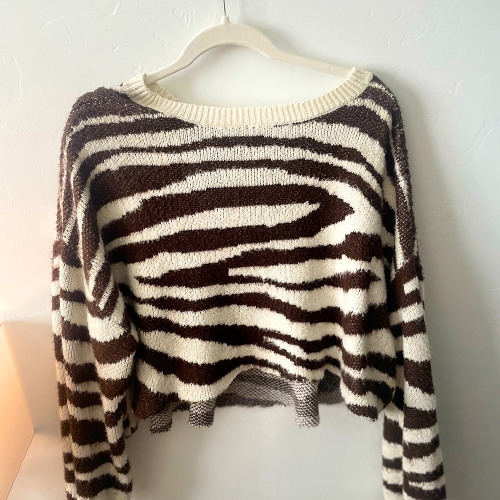 Croooed zebra sweater